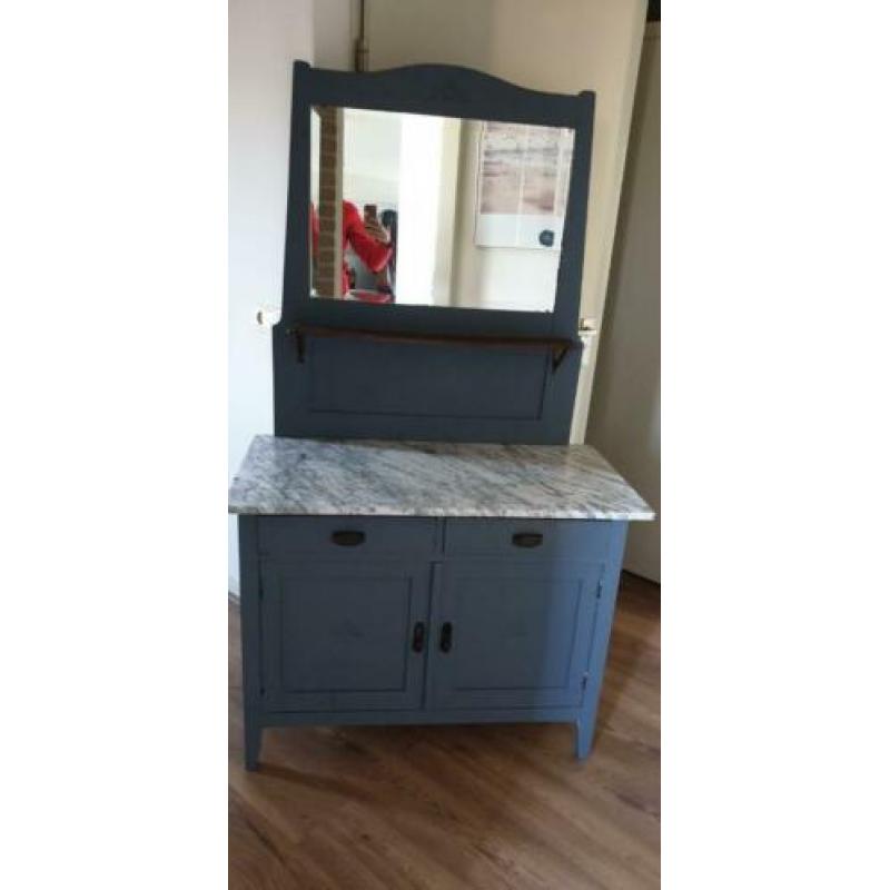 Antieke make-up tafel of commode