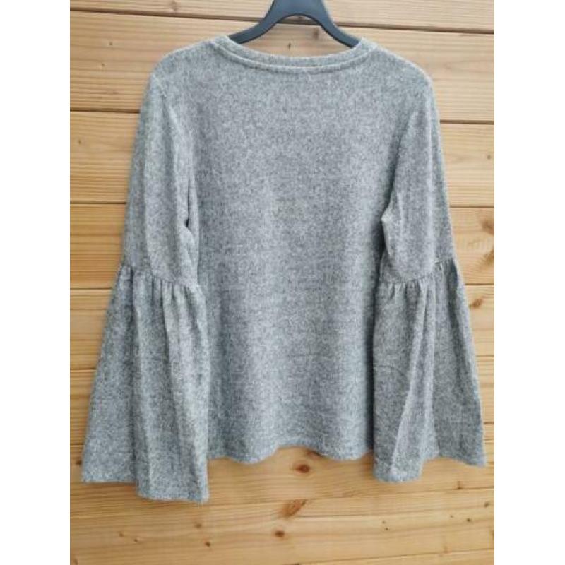 ZARA sweater met trompet mouwen mt. S