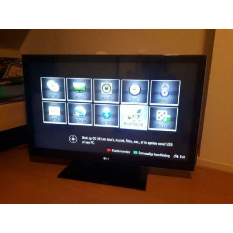 LCD televisie met LED verlichting. Super dun scherm. 107 cm.