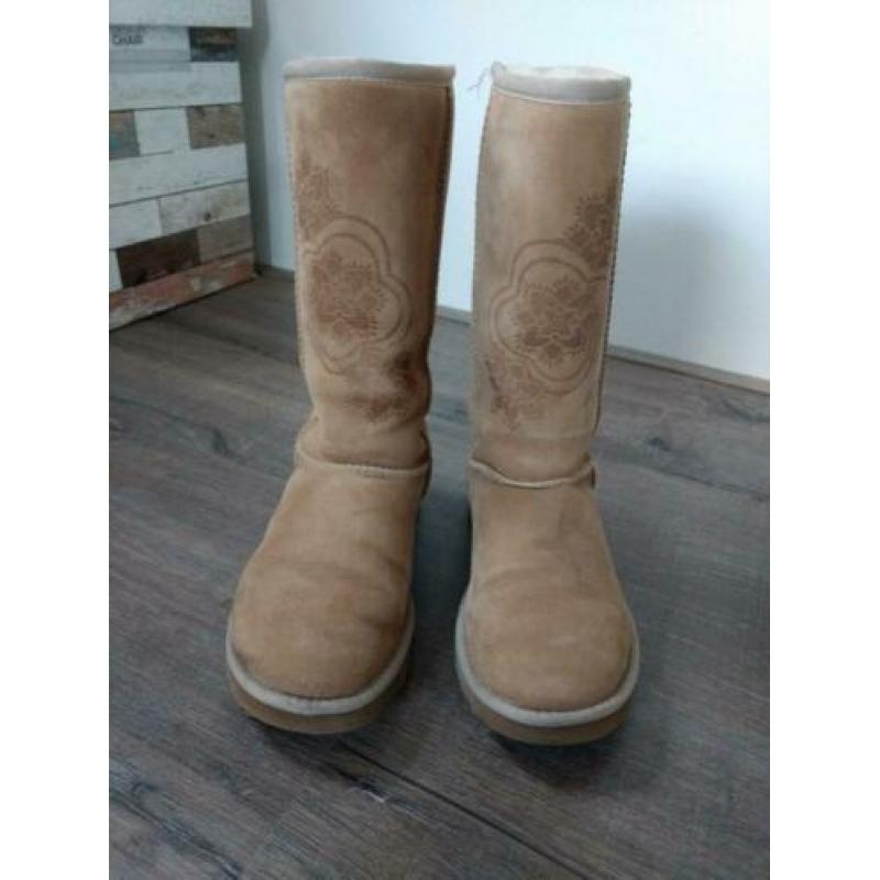 Ugg classic tall beige maat 36