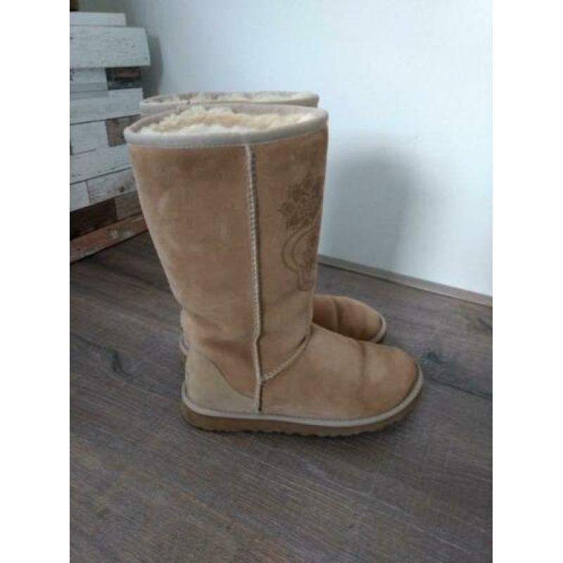 Ugg classic tall beige maat 36