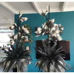 2 Grote glazen vazen met foam bloemen