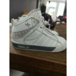 Witte hoge Adidas sneakers maat 24