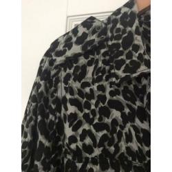 Mooie blouse in groen/grijs/zwart/panterprint