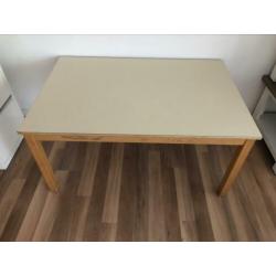 Kindercrèche tafel met stoelen