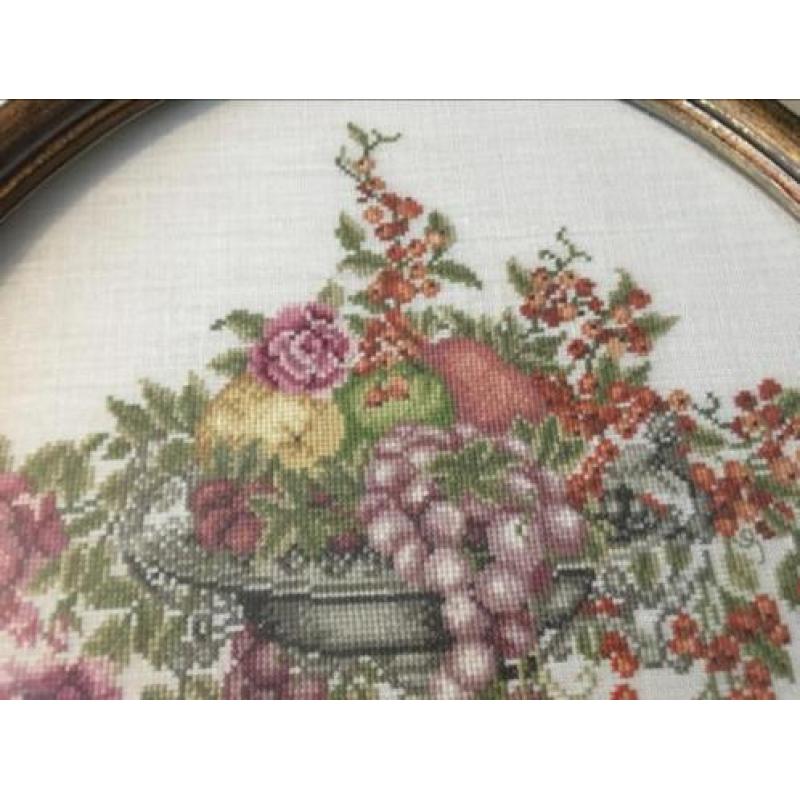 Schilderij uit 1890. Groot borduurwerk met BLOEMEN en FRUIT.