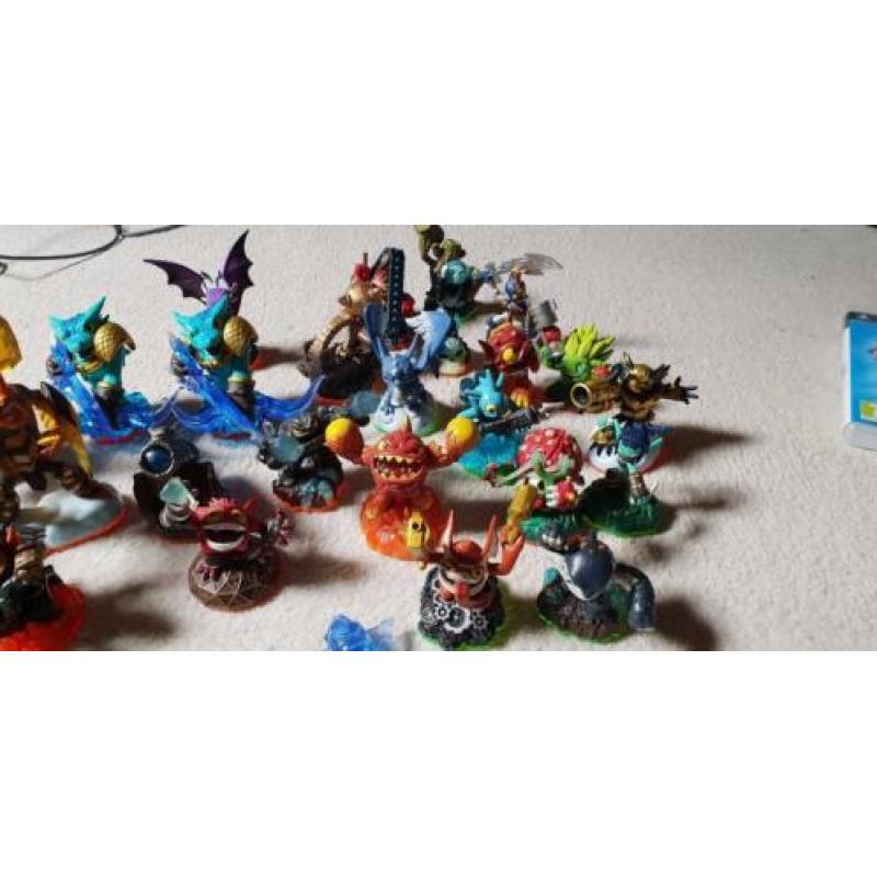 PS3 500gb + 12 SPELLEN EN 34 SKYLANDERS TE KOOP